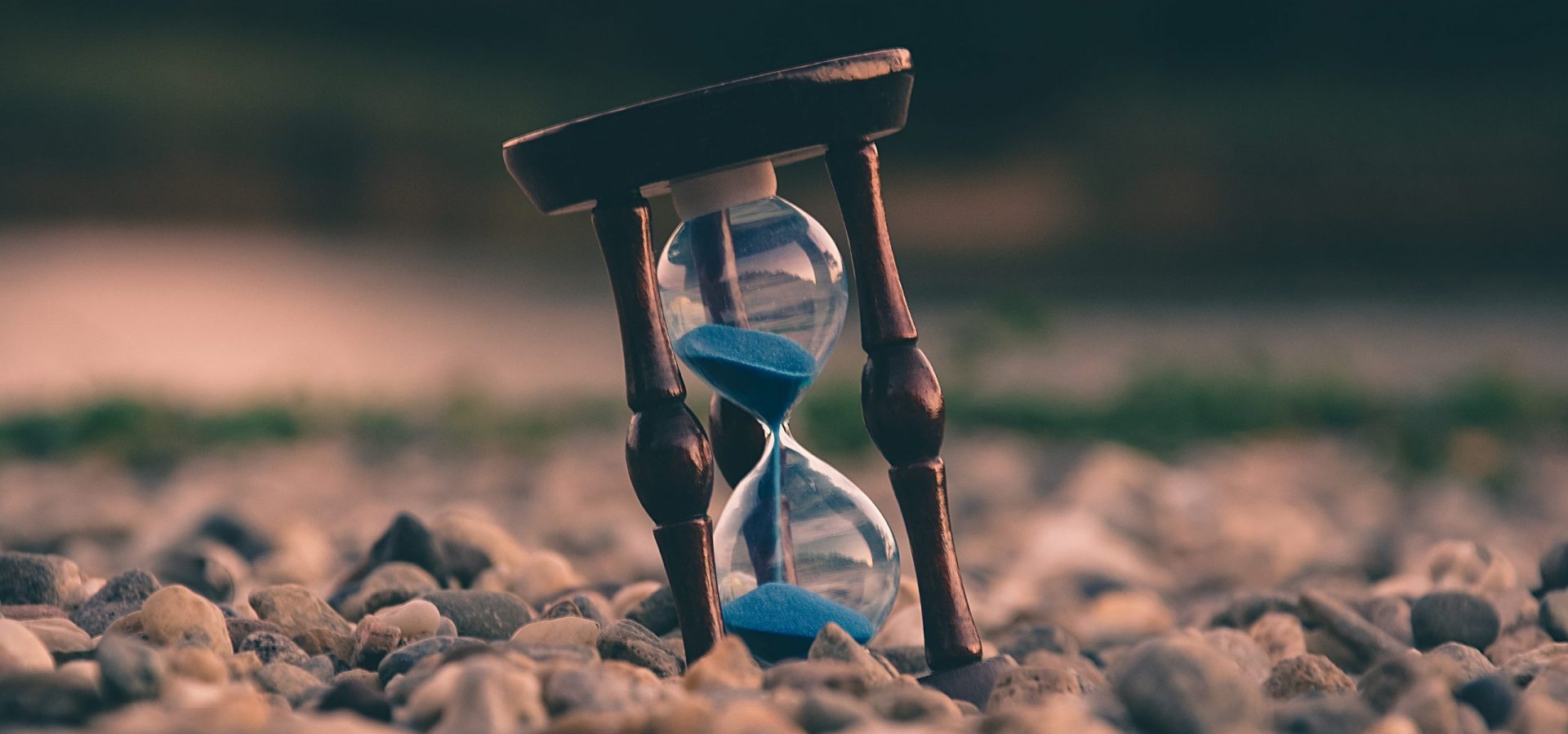aron-visuals-BXOXnQ26B7o-unsplash hourglass